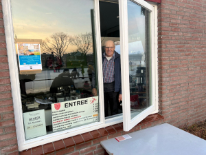 Bij de kassa - raam niet te ver open voor de kou!